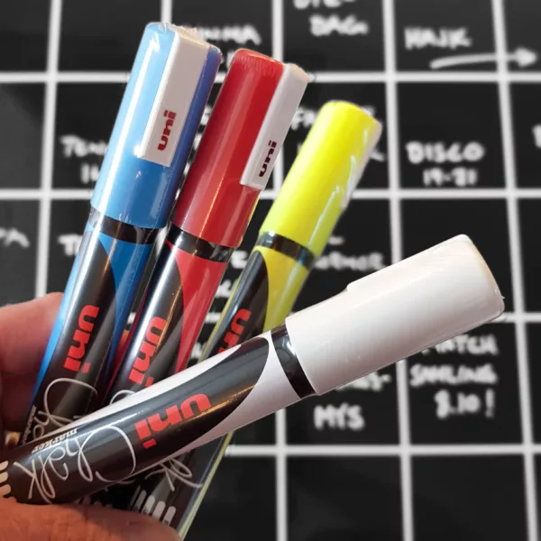Kritpennorna i vitt, ljusblått, rött och gult passar perfekt till planeringstavlor med svart eller mörk grå bakgrund.