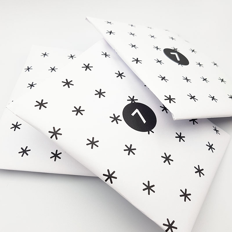 Enkla grafiska snöflingor på pappret till paket nr 7