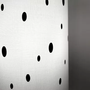 Närbild på oval mini-dekor på lampskärm