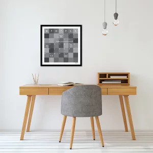 Månadsplan på vägg framför prydligt skrivbord