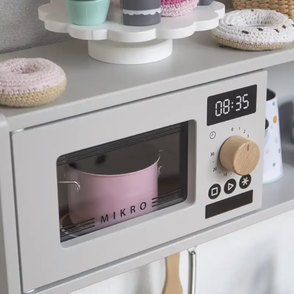 Mikro tillhörande lilla leksaksköket Silltrut. Här med extra dekor från Kulform på mikroluckan.