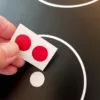 Två röda prickar följer med spishällen så att du kan ha en röd prick i mitten av plattorna om du vill.