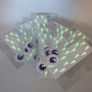 Glow in the dark Nissesteg kommer i set om 14 små fotspår.