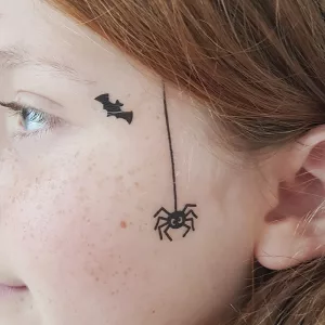 Spindel och liten fladdermus på kinden
