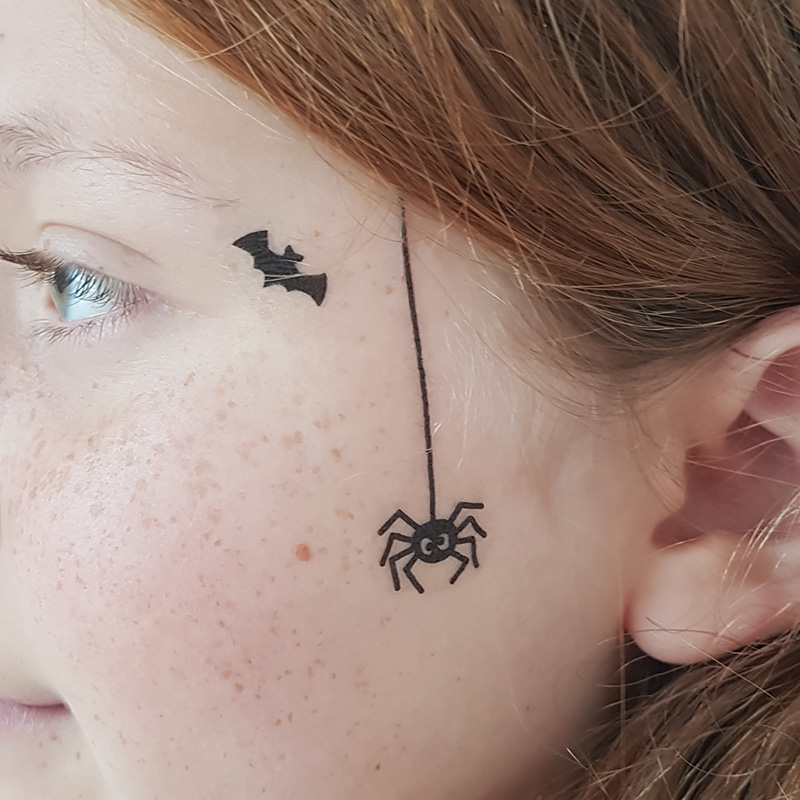 Spindel och liten fladdermus på kinden