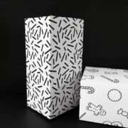 Presentpapper med grafiskt mönster som påminner om gnistor
