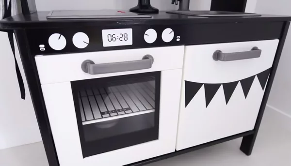 White knobs for the oven looks great on a dark background.